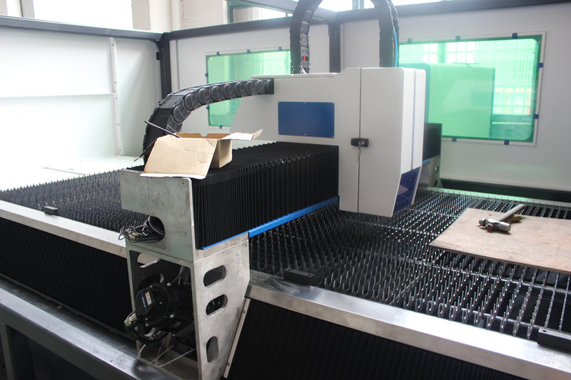 IPG 700w plekist laserlõikusmasina Hiina tootja